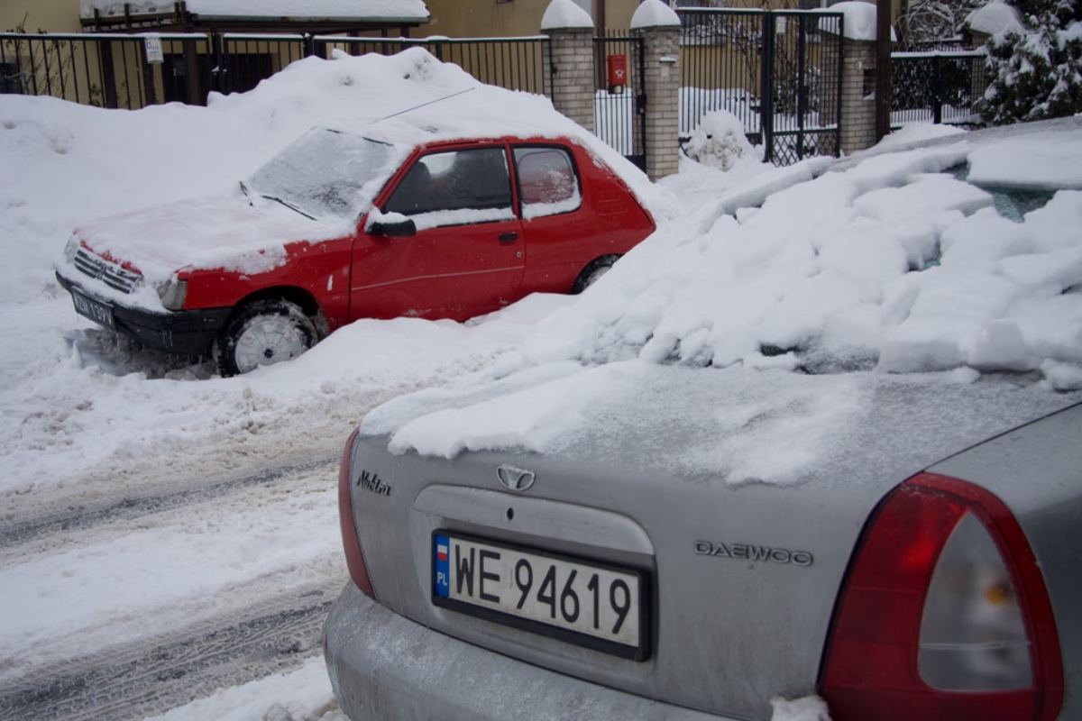Odstraňování sněhu s nastartovaným motorem: Proč je to nezákonné a škodlivé? detail 1