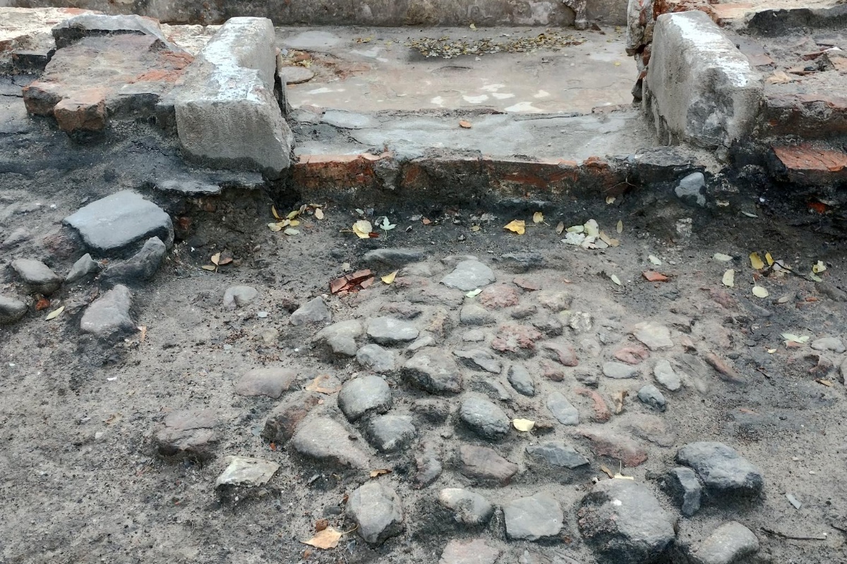 Unikátní nález ve varšavském sklepě: Kamenné desky se zrcadlovými nápisy a stopy po továrně na čokoládu detail 1