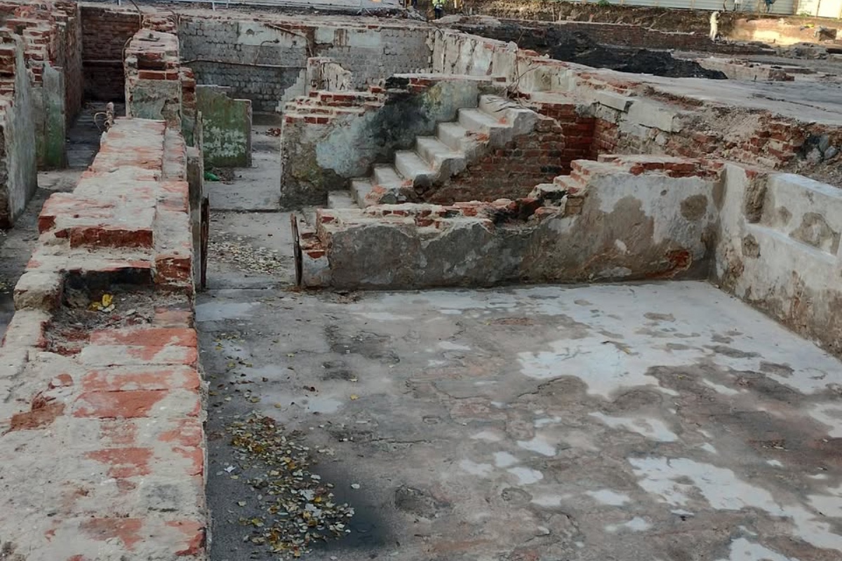 Unikátní nález ve varšavském sklepě: Kamenné desky se zrcadlovými nápisy a stopy po továrně na čokoládu detail 2