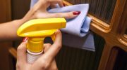 Non è un detergente: come pulire le porte in legno per farle tornare lucide