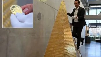 2018 monete, 3 metri di altezza e una “stella” in oro puro: la sorprendente storia dell’albero di Natale più costoso al mondo
