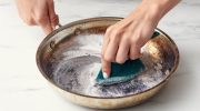 Il trucco infallibile per pulire le padelle in acciaio senza fatica e in un solo minuto