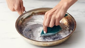 Il trucco infallibile per pulire le padelle in acciaio senza fatica e in un solo minuto