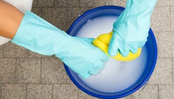 Aggiungere il bicarbonato al secchio per pulire il pavimento: quali sono i vantaggi e come utilizzarlo