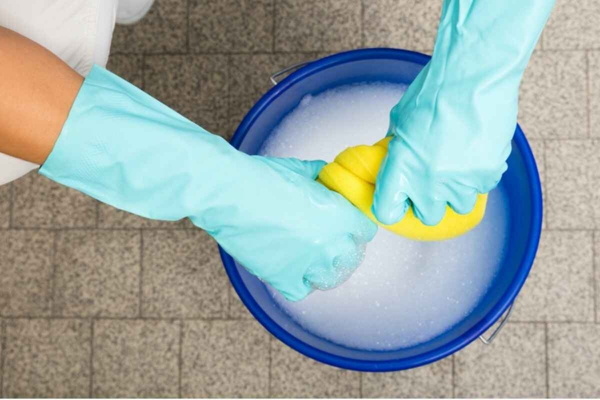 Aggiungere il bicarbonato al secchio per pulire il pavimento: quali sono i vantaggi e come utilizzarlo