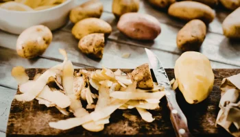 Kto ma w domu skórki ziemniaków, ma w rękach skarb: do czego je wykorzystać