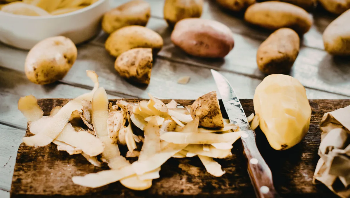 Kto ma w domu skórki ziemniaków, ma w rękach skarb: do czego je wykorzystać