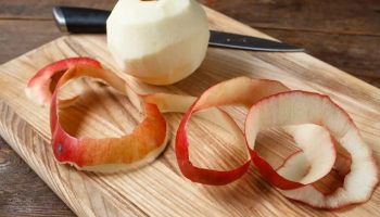 Seppellire le bucce di mela nel terreno delle piante: a cosa serve