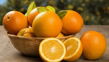 Prendi una forchetta e infilzala nell’arancia. All’inizio ho riso, ma questo trucco è oro colato