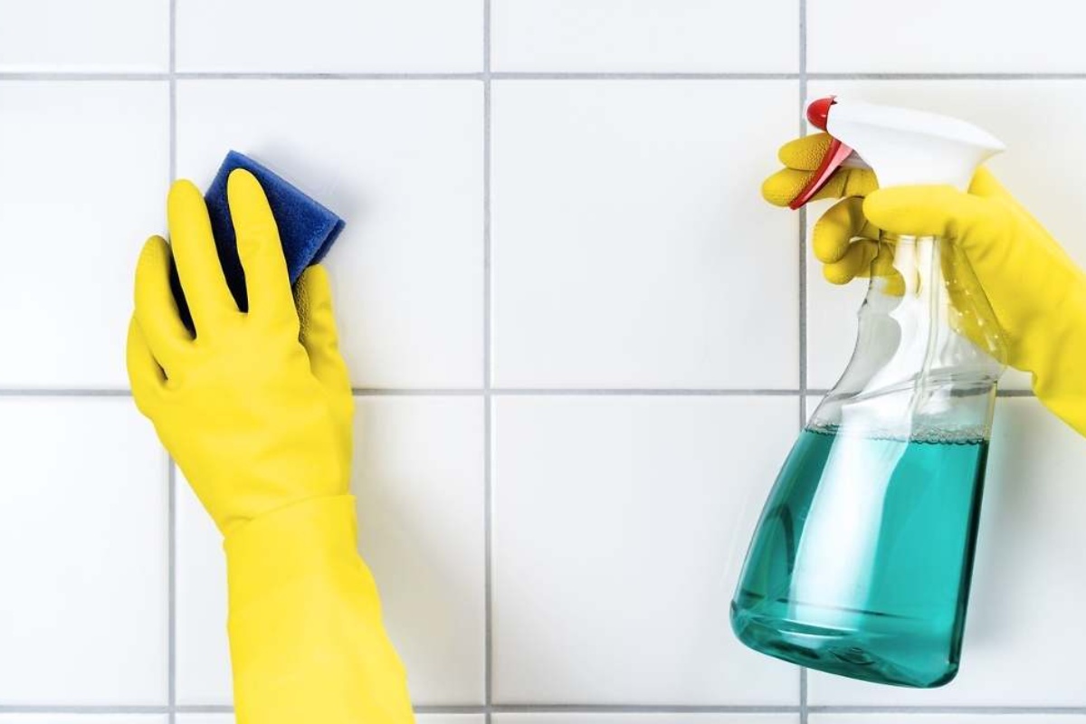 Dubinsko čišćenje kuhinjskih pločica: Metoda koja uklanja tvrdokornu masnoću i vraća sjaj u jednom potezu detail 1