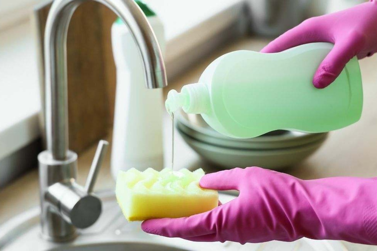 Četiri jednostavna trika za uklanjanje ljepljive masnoće s kuhinjskih ormarića i pločica prema savjetima stručnjaka detail 1