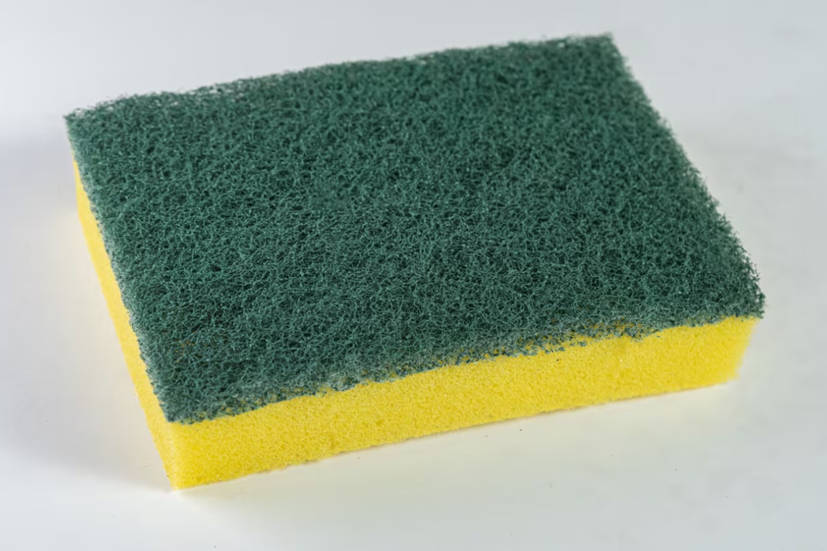 Kuhinjske spužve: Zašto ih kuhati u vodi svaki tjedan i kako to čuva vaše zdravlje i dom? detail 1