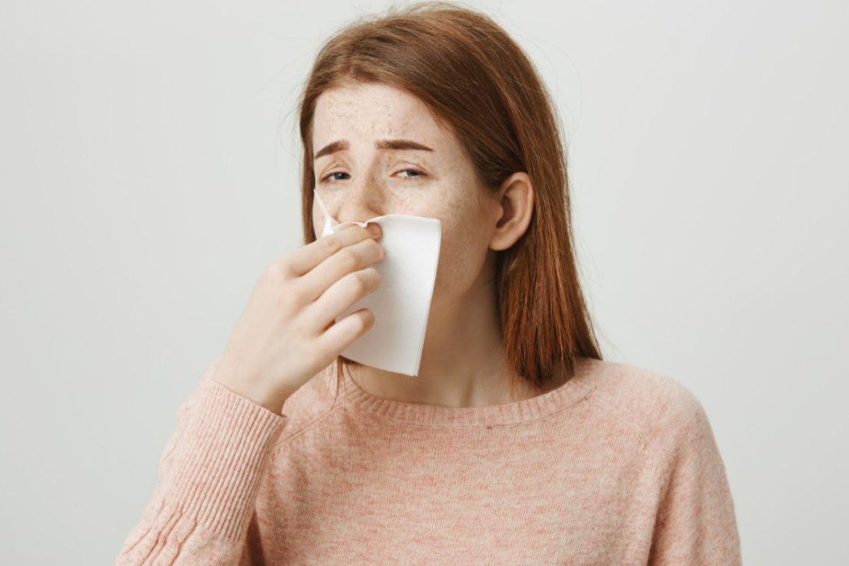 Kako objesiti zavjesu za tuširanje kako bi se smanjio rizik od pojave plijesni detail 1