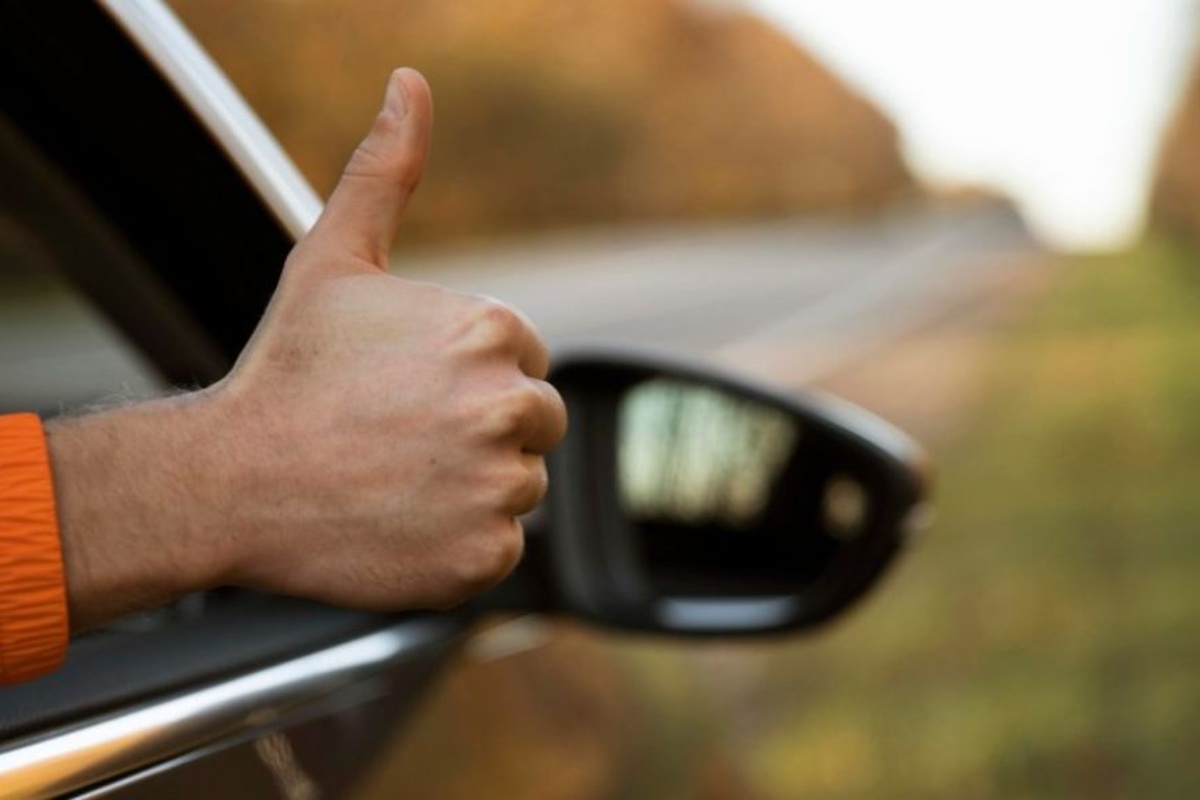 Psihologija sugerira da je zahvaljivanje vozačima automobila gestom ruke pri prelasku ulice karakteristično za određene osobe detail 1