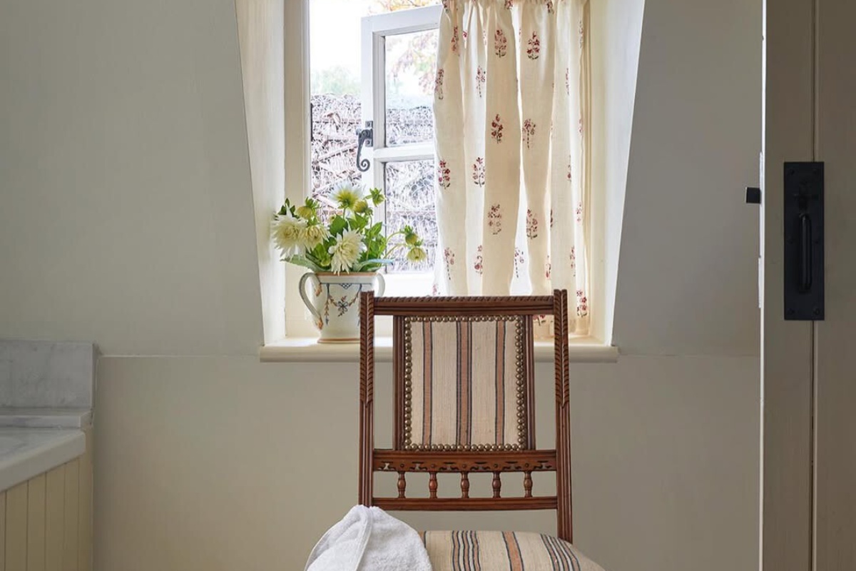 Muškarac kupuje stol za manje od 30 eura u second-hand trgovini i kasnije otkriva da pripada Kraljevskoj kruni: 