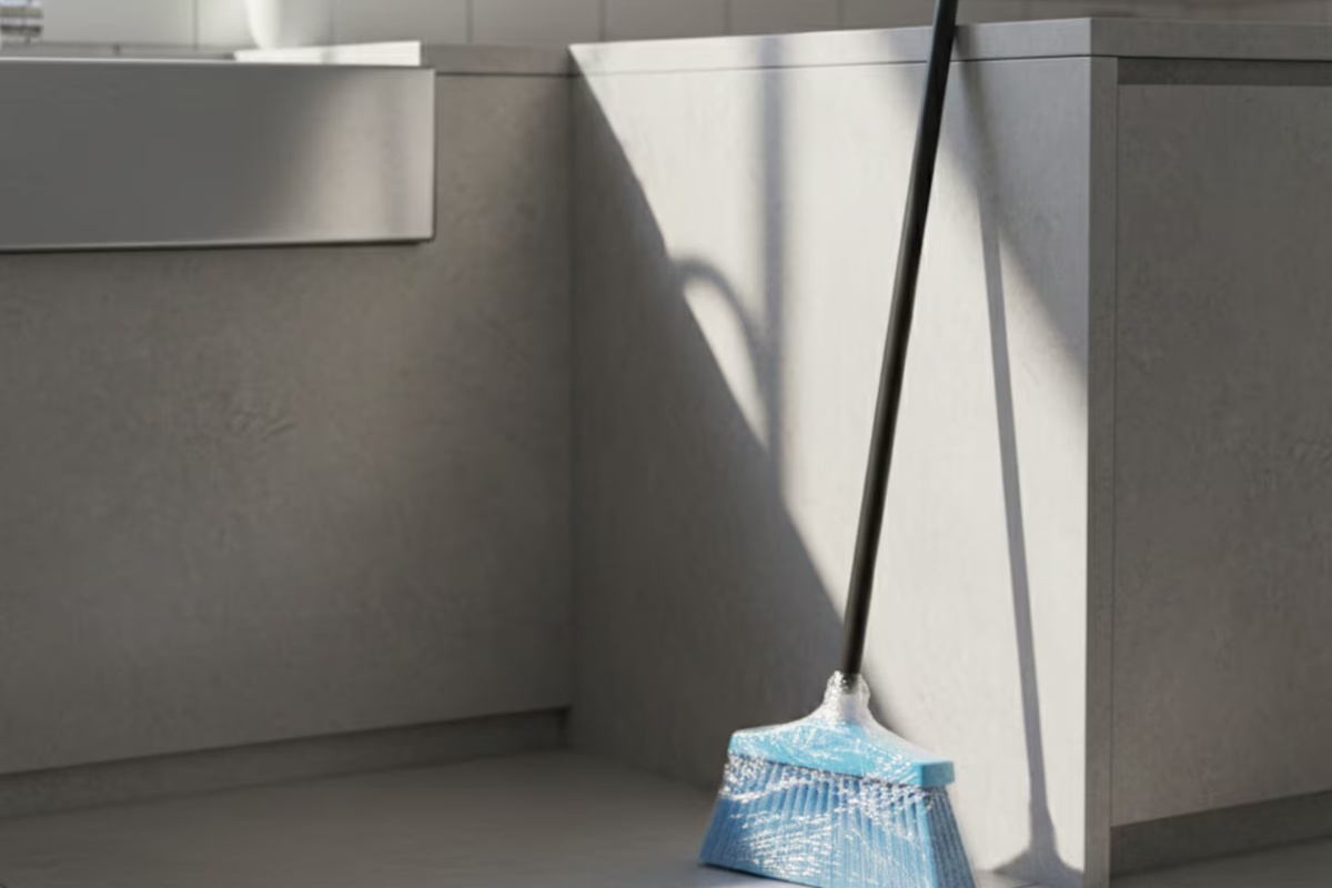 Staviti prozirnu foliju na metlu: zašto se preporučuje to učiniti prilikom metenja i čemu služi detail 1