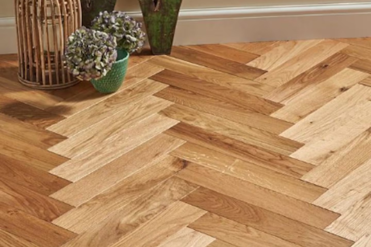 Recite zbogom plutajućem podu: moda 80-ih koja se vraća za 2026. godinu jer je otpornija i praktičnija detail 1