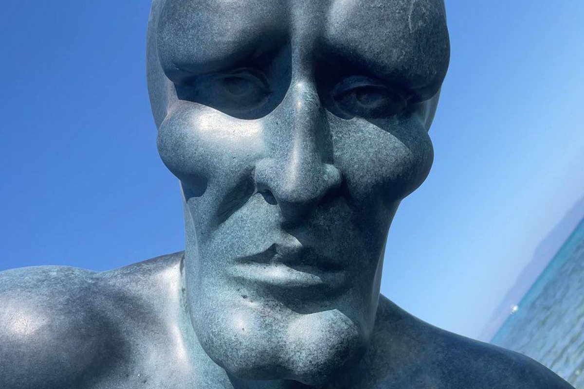 🇬🇷 U Grčkoj je muškarac potopio 3-metarsku statuu Squidwarda s Chad licem kako bi zbunio arheologe budućnosti 😧 detail 1