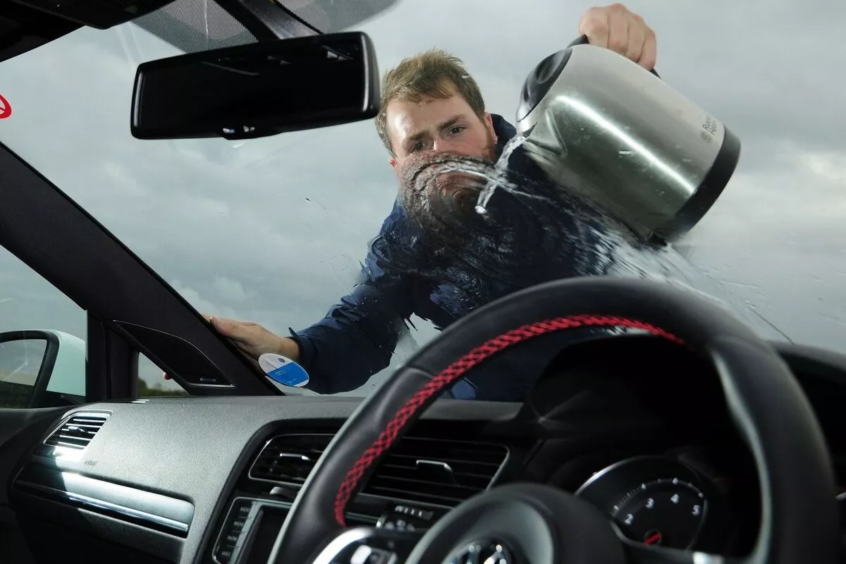 Zamrznuto staklo? Jedan jednostavan trik i problem nestaje bez strugača leda detail 1