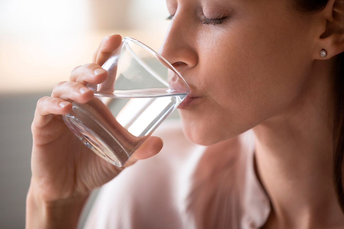 Dodajte žličicu u čašu tople vode. Primijetit ćete da trebate stegnuti remen za jednu rupicu. detail 1