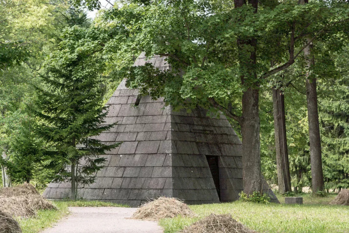 Izgleda kao grobnica faraona. Piramida usred europske šume, s čak 9 sarkofaga detail 1