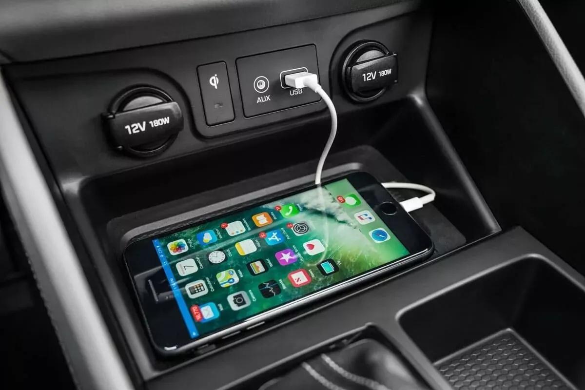 Običan USB priključak, ali s velikim učinkom. Iznenađujući gadget za svakog automobilista detail 1