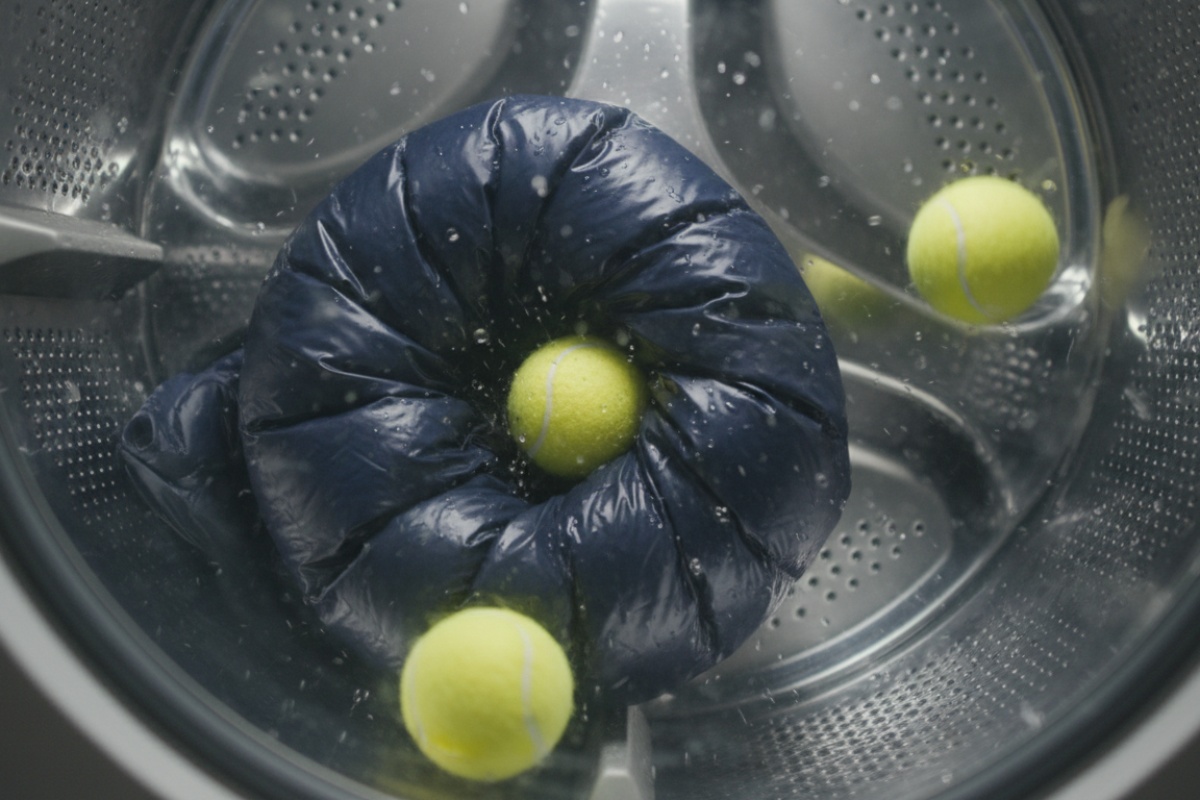 Ulij 3 kapi u perilicu rublja. Vaša jakna s perjem kao nova za sat vremena! Efekt kao iz kemijske čistionice za 250 HRK detail 1