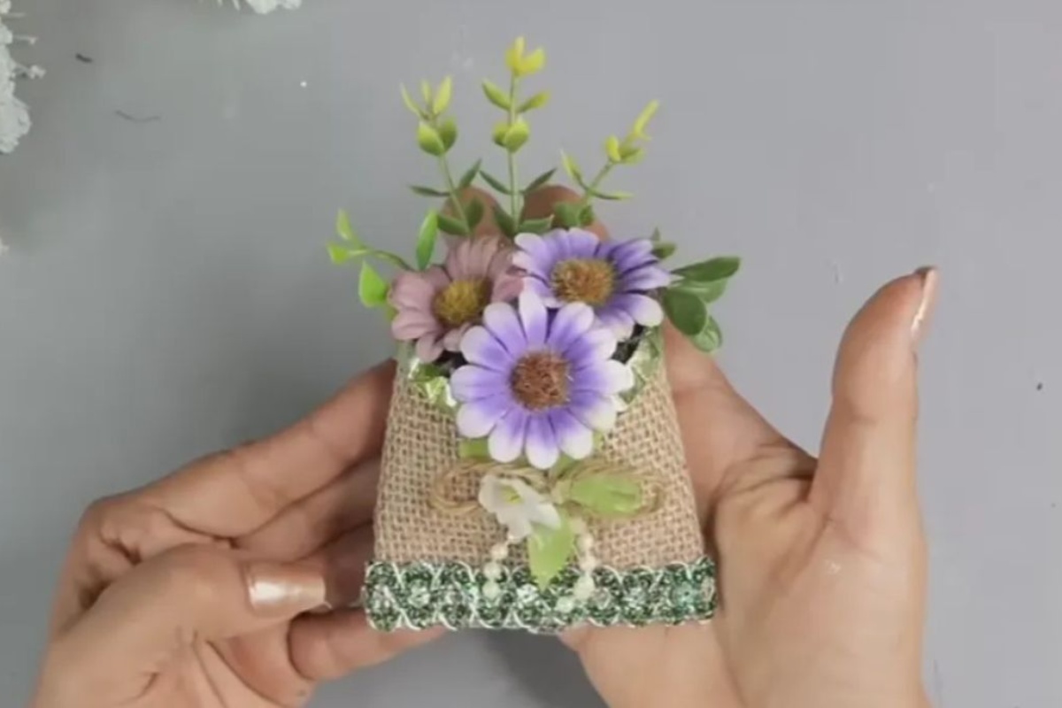 Sačuvajte role toaletnog papira i pretvorite ih u malu teglicu za umjetno cvijeće detail 1