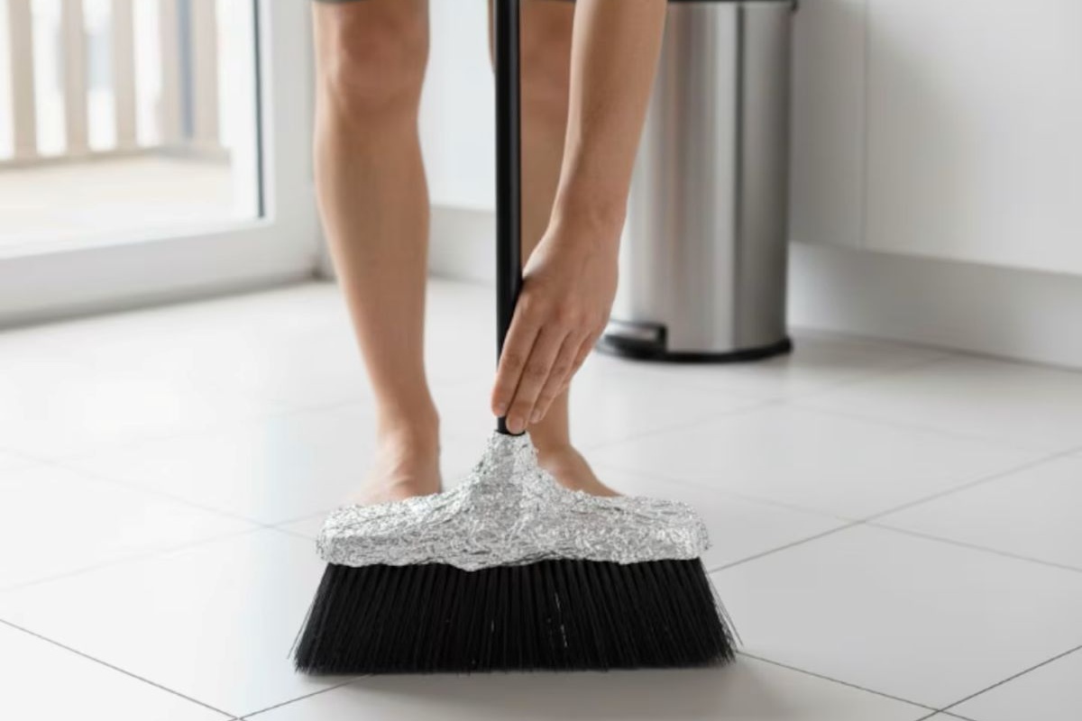 Stavljanje aluminijske folije na metlu: zašto se to preporučuje i čemu služi detail 1