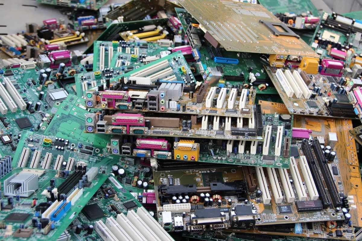 Elektronički uređaj koji svi bacamo, a koji sadrži 450 miligrama 22-karatnog zlata detail 1