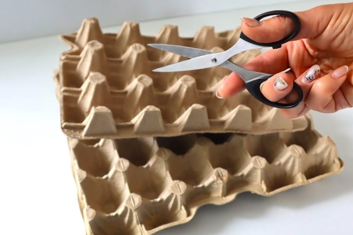 Od kartona za jaja ili podloška za jaja stvorite prekrasnu girlandu s božićnim drvcima detail 1