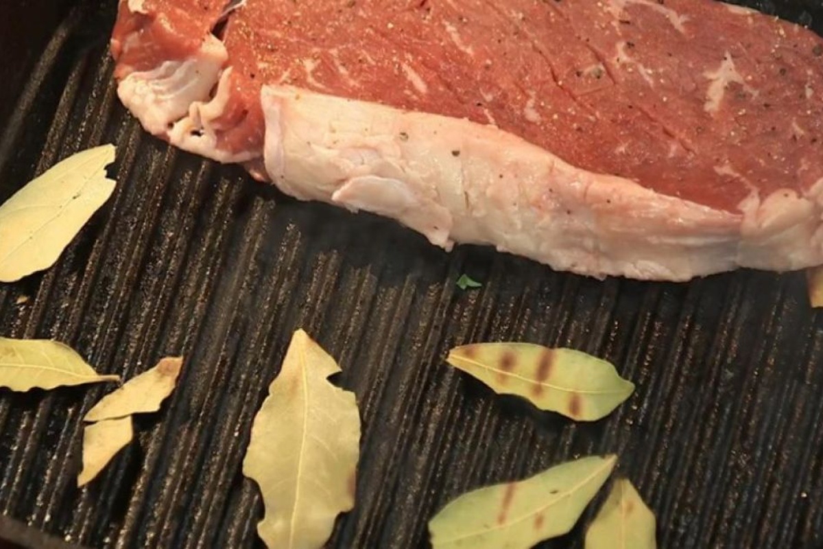 Trljanje roštilja lovorovim listom prije pečenja: zašto to vrijedi raditi i koje su prednosti toga detail 1