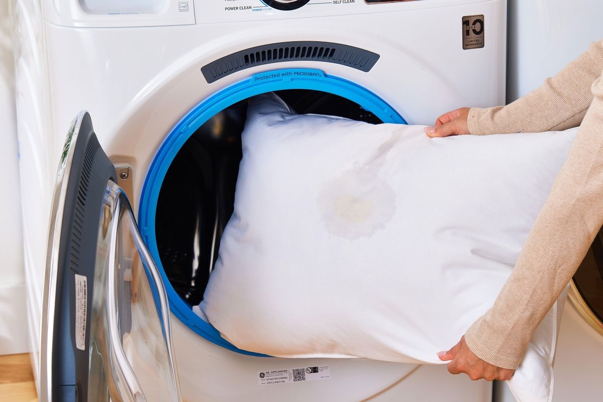 Kako ručno ili u perilici ukloniti žute mrlje s jastuka: „Uranjamo ih u vruću vodu” detail 1