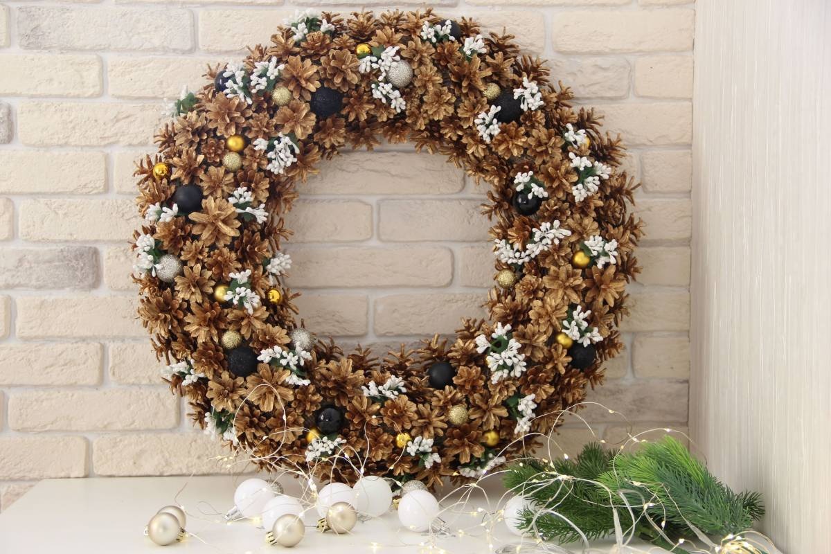 Niti crvena, niti zelena na božićnom vijencu: novi trend 2025. godine, praktičniji i elegantniji detail 1