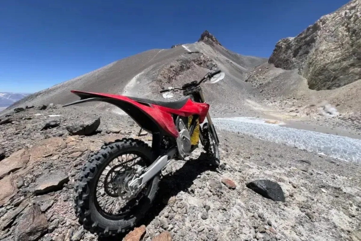Električni motocikl oborio je rekord benzinaca na vrhu aktivnog vulkana detail 1
