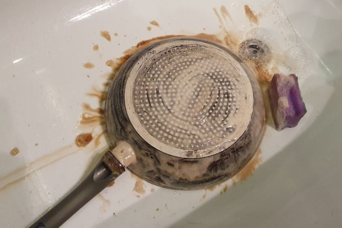 5 'suhih' kapi – i na tavu: pronašla sam genijalan način kako očistiti zagorjeli neprianjajući premaz detail 1