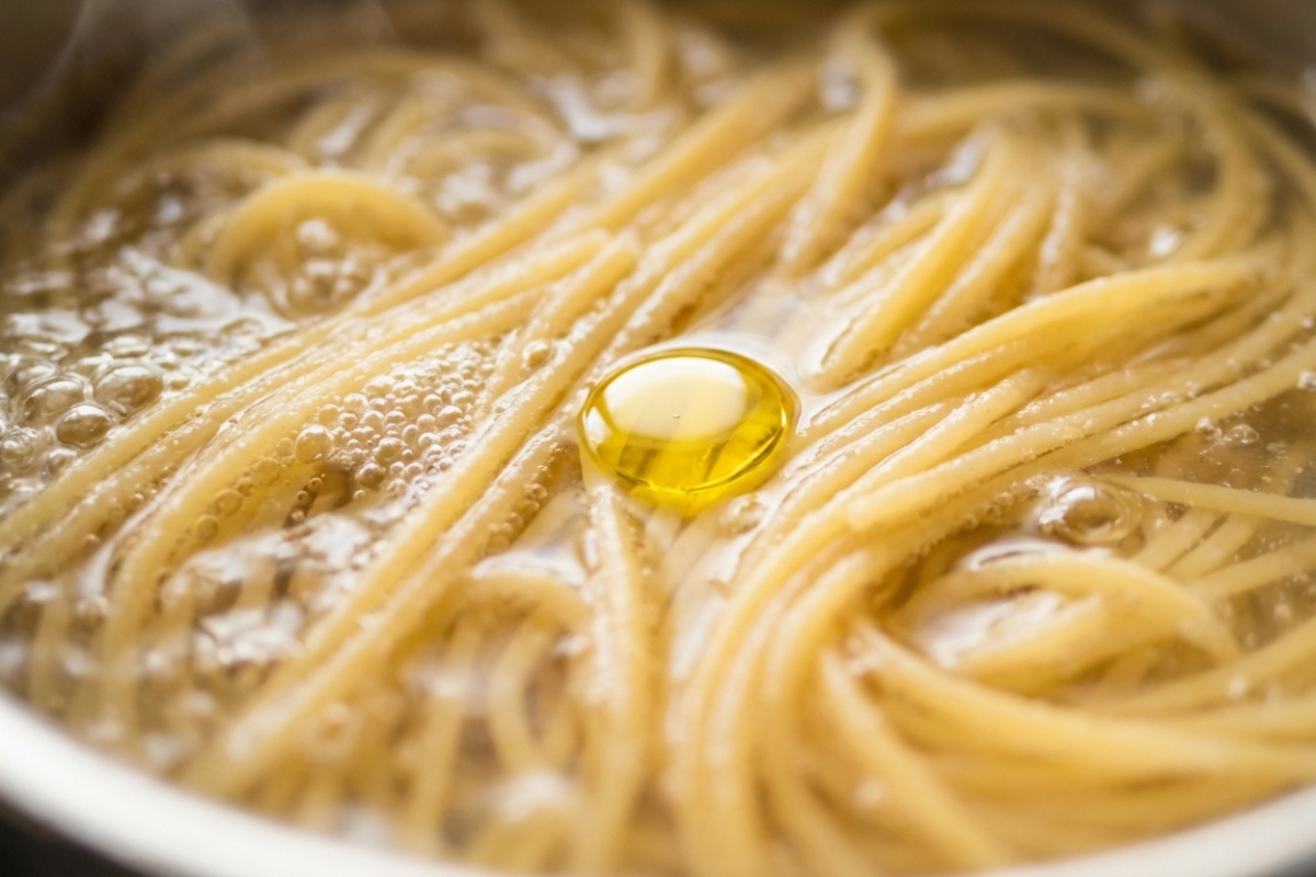 Stavljam 1 žlicu u kipuću vodu za tjesteninu – i ona se uopće ne lijepi: trik šefa koji uvijek djeluje detail 1