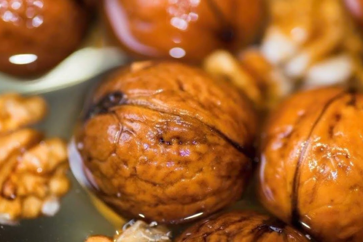 Gnojivo vrijedno zlata: čovjek koristi ljuske oraha u vrtu – i učinak vide čak i susjedi detail 1