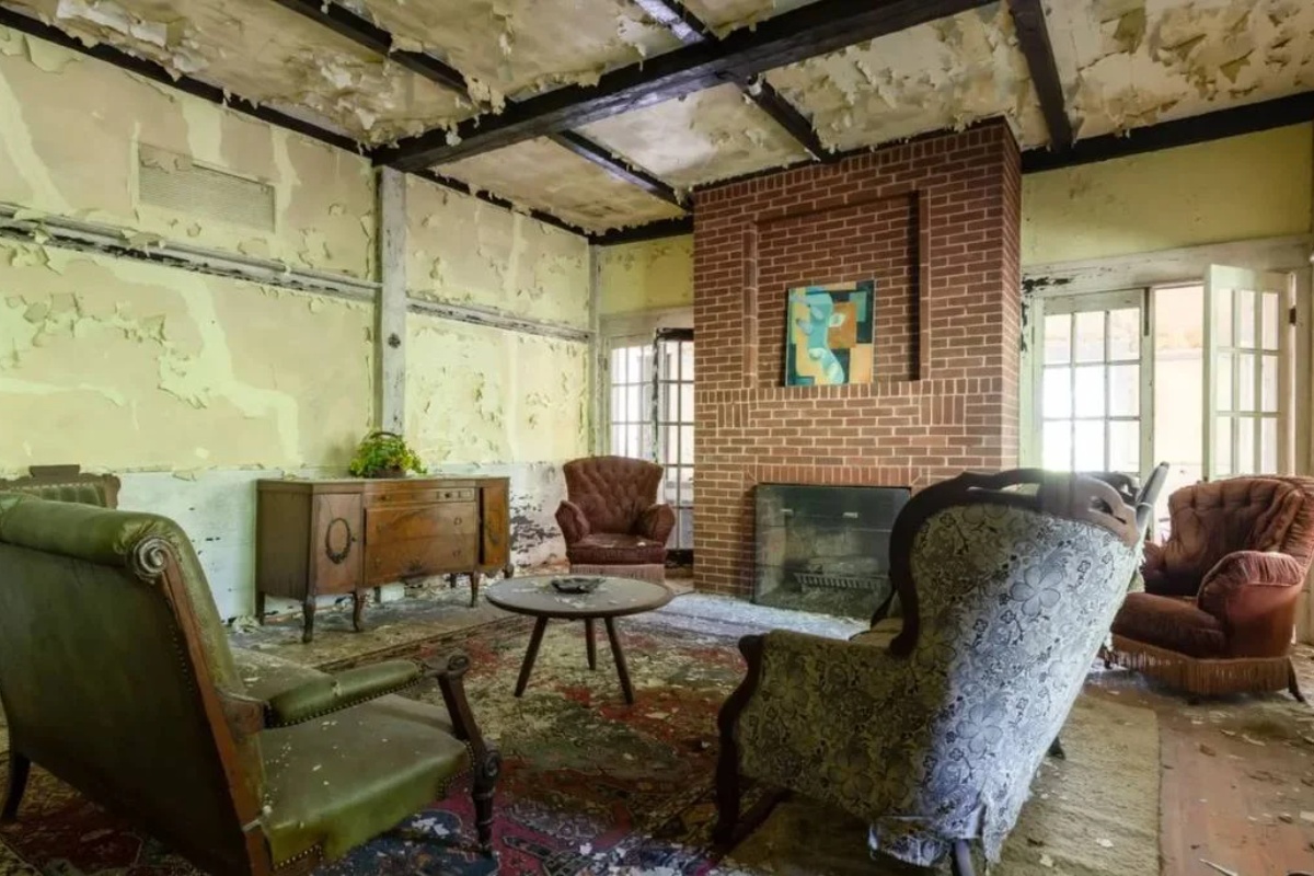 Dom kolekcionara retro automobila. Amerikanac pronašao napuštenu kuću u šumi i ispričao njezinu priču detail 1