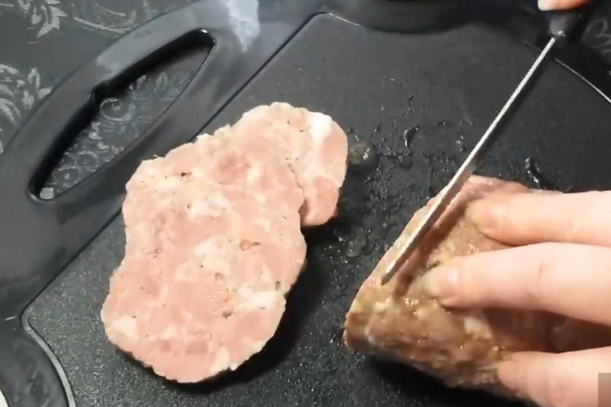 U domaćoj kobasici bez crijeva neće biti pukotina ako se pridržavate 2 omjera — mesa i slanine detail 1