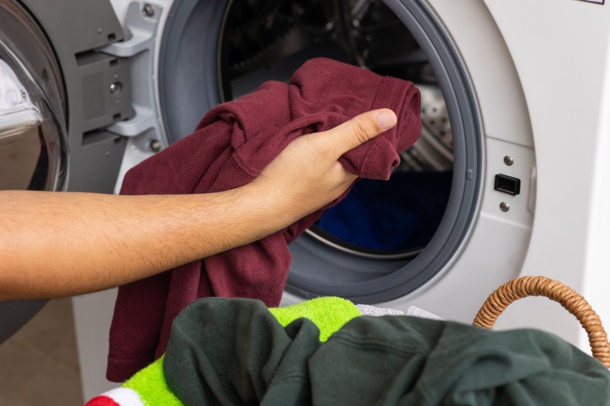Dovoljno je ubaciti nekoliko u svako pranje. Jeftina metoda za očuvanje boje na odjeći detail 1