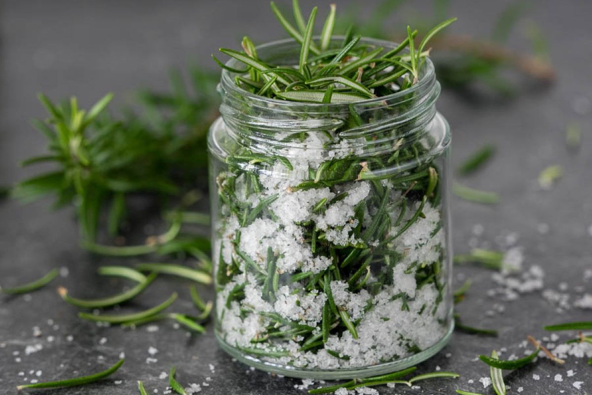 Ružmarin s krupnom soli: Prirodno rješenje za vlagu i svježinu u vašem domu detail 1