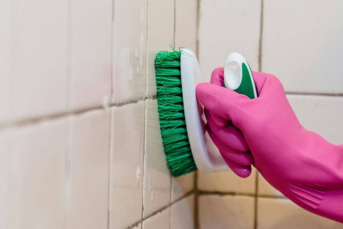 2 domaća sredstva za uklanjanje kamenca i prljavštine s kupaonskih pločica detail 1