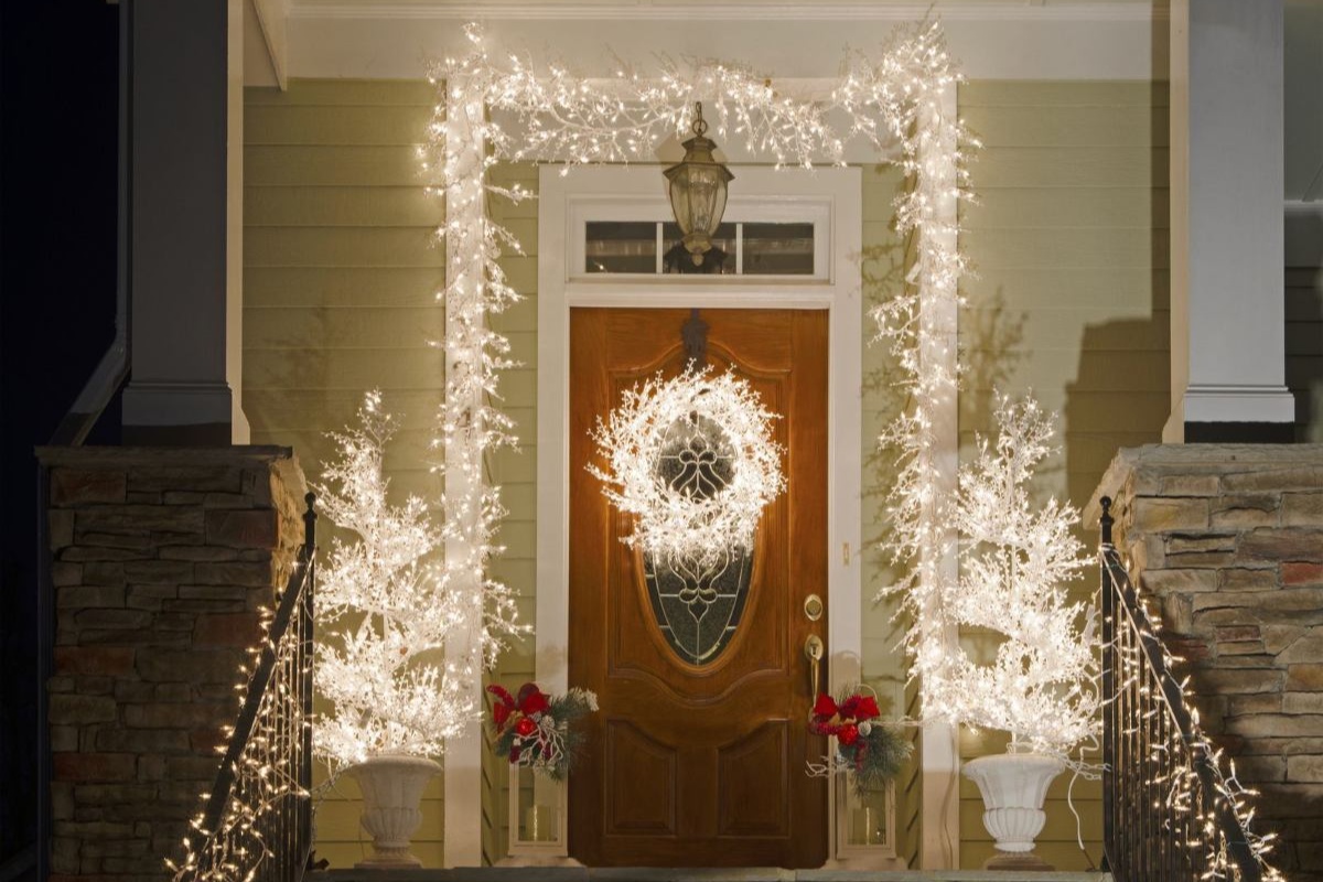 Niti crvena, niti zelena na ulaznim vratima za Božić: boja koja će biti u trendu 2025. godine detail 1