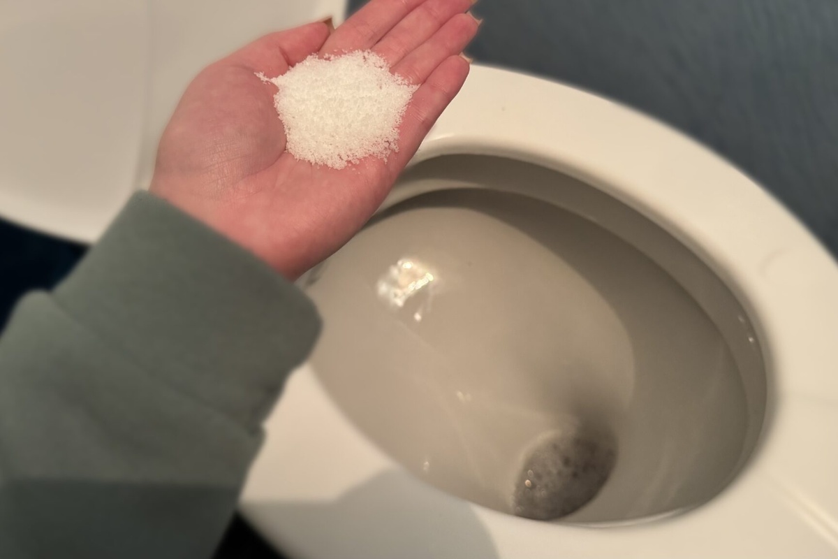 Kupila sam najjeftiniju sol – i pronašla joj primjenu izvan kuhinje: zahod, umivaonik i odvod u tušu izgledaju kao novi detail 1