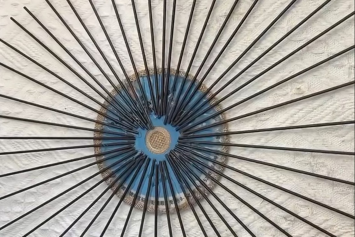 Nisam to znao, ali ponovnom upotrebom starih CD-a koje imamo kod kuće možemo napraviti ovaj praktični organizator detail 1