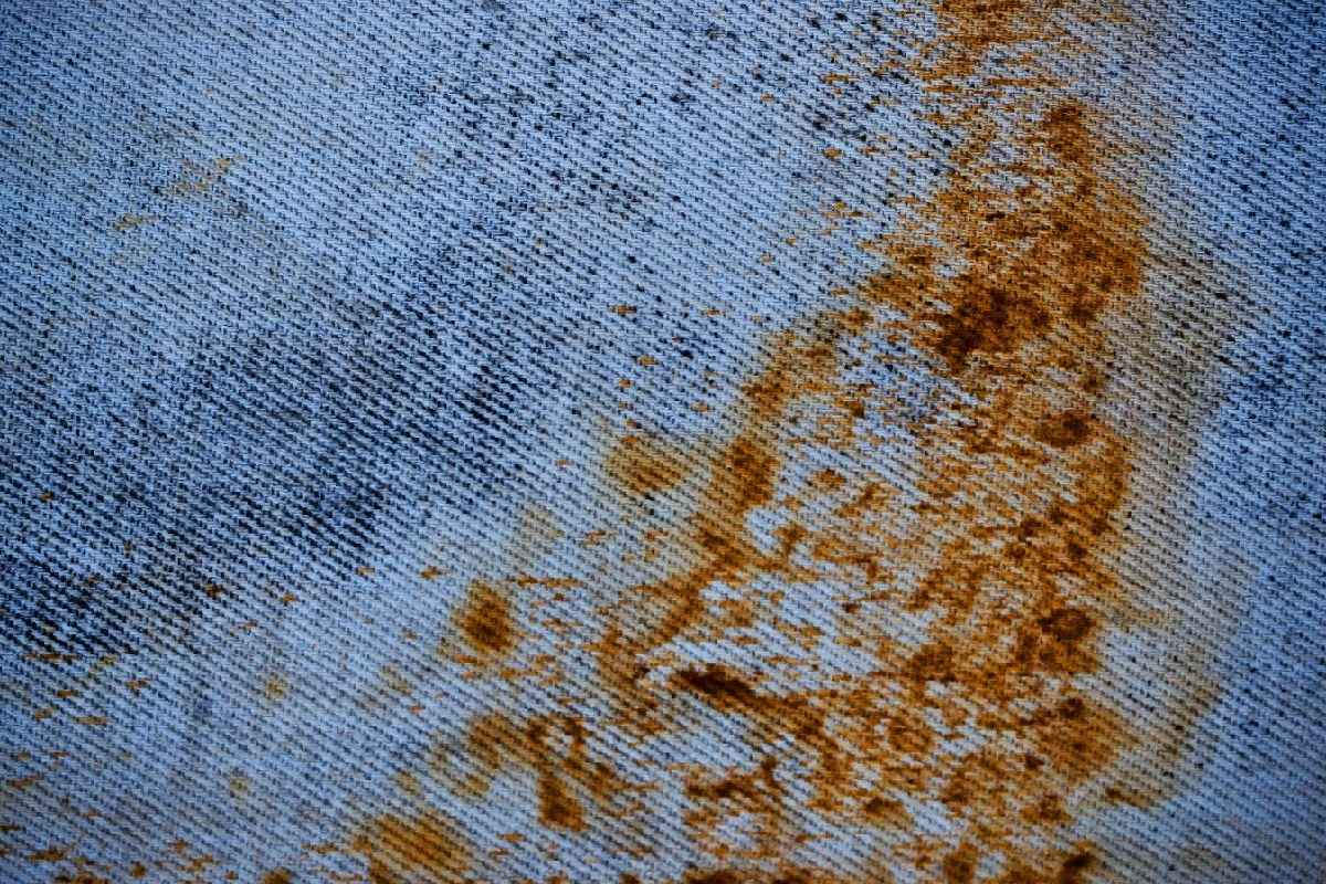 Kako očistiti male mrlje od hrđe koje ostavljaju zakovice na trapericama detail 1