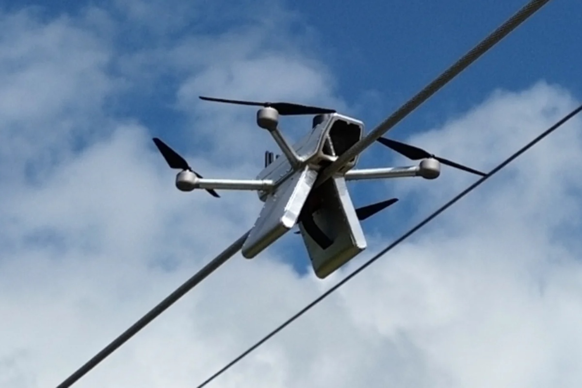 Ovaj dron ima beskonačnu autonomiju, a razlog je vrlo jednostavan: živi na električnoj mreži detail 1