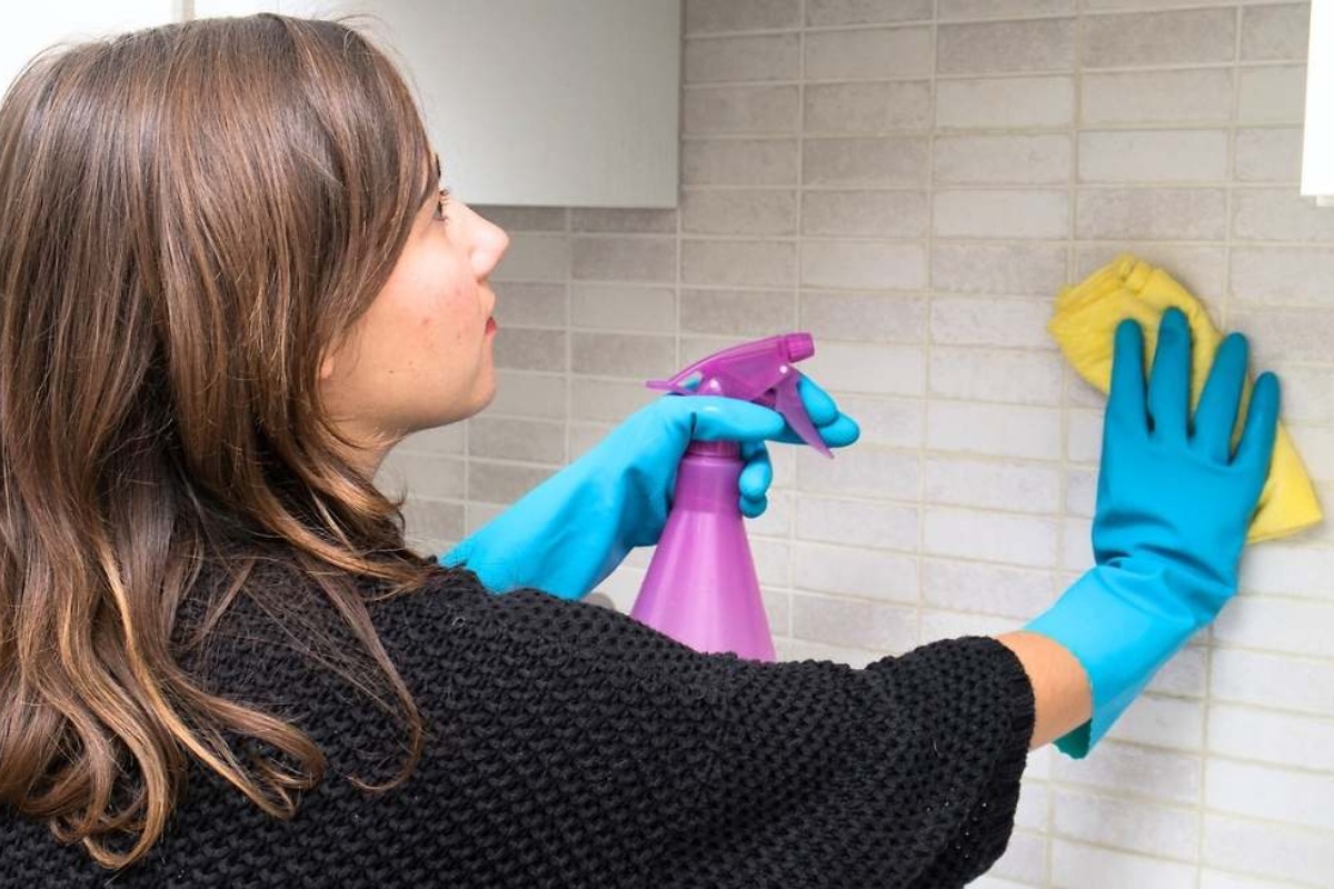 Dubinsko čišćenje kuhinjskih pločica: Metoda koja uklanja tvrdokornu masnoću i vraća sjaj u jednom potezu detail 2