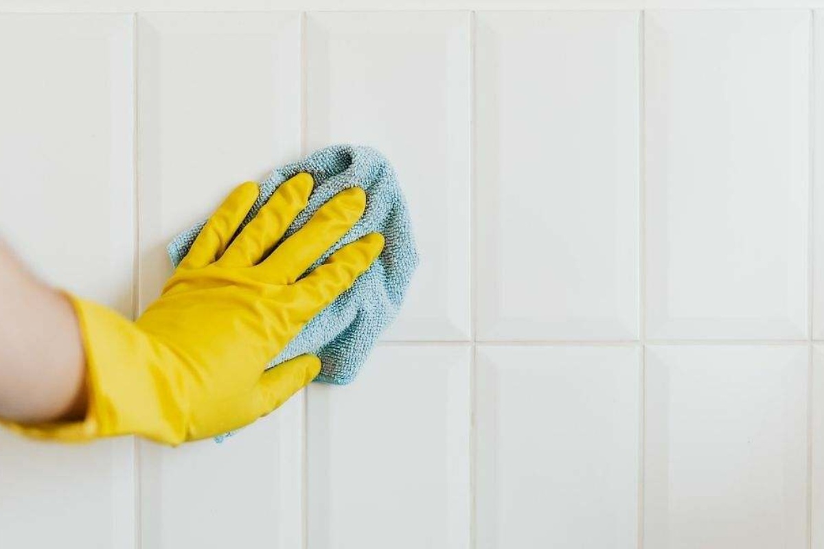 Četiri jednostavna trika za uklanjanje ljepljive masnoće s kuhinjskih ormarića i pločica prema savjetima stručnjaka detail 2